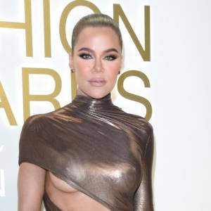 Khloe Kardashian odważnie odsłania piersi w sesji okładkowej [FOTO]