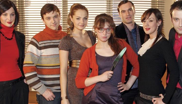 "BrzydUla". Nowe odcinki w TV. Tajemnicza postać w okularach "następczynią" Uli?