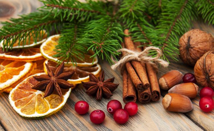 Poczuj święta w swoim domu. Sprawdź, jak przygotować świąteczne odświeżacze powietrza