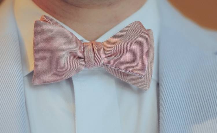 Problem z dodatkami w męskiej garderobie? Jak wiązać krawat, muszkę i Ascot [WIDEO] 