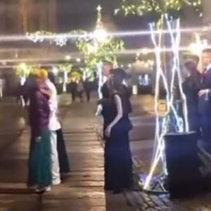 Nauczycielka nie mogła pojawić się na studniówce. Uczniowie przyszli pod jej okna! [WIDEO]