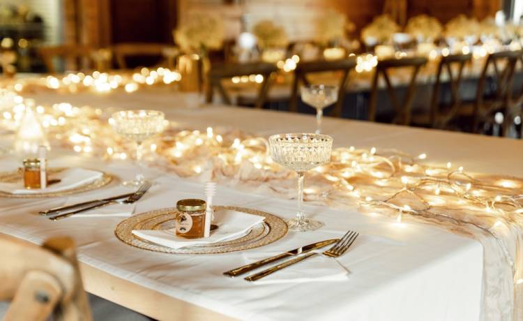 Ile za talerzyk na weselu w 2025, fot. Shutterstock