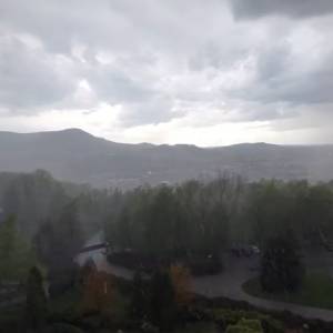 Piorun uderzył tuż obok niej. Niesamowite nagranie trafiło do sieci! [WIDEO]