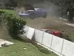 Dwa ferrari rozbiły się na tym samym ogrodzeniu. Wszystko się nagrało! [WIDEO]