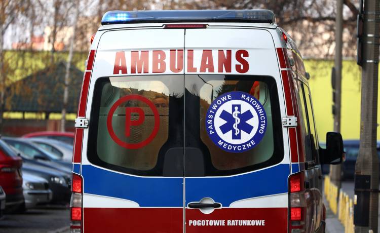 Siedziała w uszkodzonym aucie i dziwnie się zachowywała. Trafiła do szpitala
