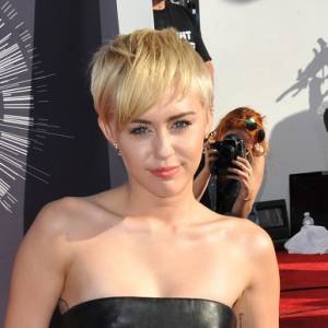 Miley Cyrus przesadziła? Odważne nagranie z koncertu trafiło do sieci! Stylizacja niewiele zasłania... [WIDEO]