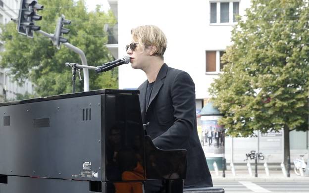 Tom Odell wystąpił na dworcu dla uchodźców. Poruszające nagranie trafiło do sieci [WIDEO]                             