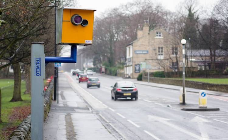 Zaskakujące zdjęcie z fotoradaru. Kierowca przecierał oczy ze zdumienia, gdy został ukarany