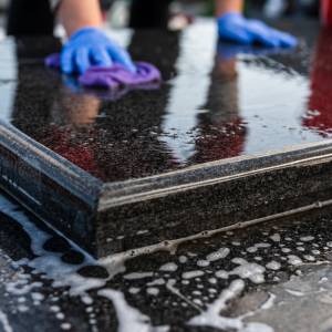 Czym wyczyścić nagrobek? Oto proste wskazówki