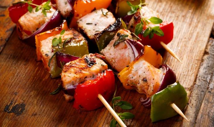 Grillowane szaszłyki łososiowe z warzywami. Przepis od Magdy Gessler