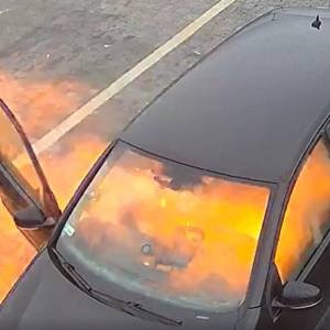 Wystarczyła chwila nieuwagi i wnętrze jego samochodu stanęło w płomieniach [WIDEO]