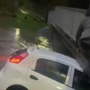 O krok od tragedii. Mężczyzna ocalił matkę i dziecko przed utonięciem [WIDEO]