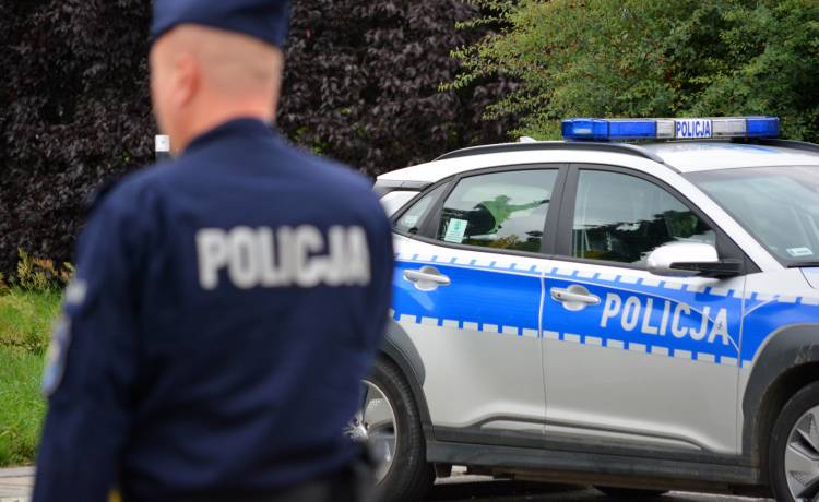 Samochód spadł na złodzieja! 21-letni mężczyzna został złapany przy zuchwałej kradzieży