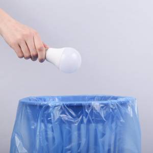 Do jakiego kosza wyrzucić żarówkę? Wiele osób popełnia błąd!