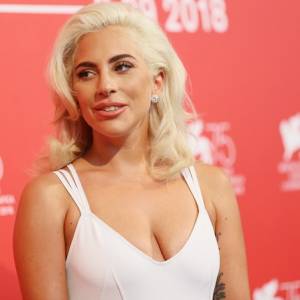 Lady Gaga ponownie chce odbić zajętego mężczyznę? Pocałowała go na scenie! [WIDEO]                                      