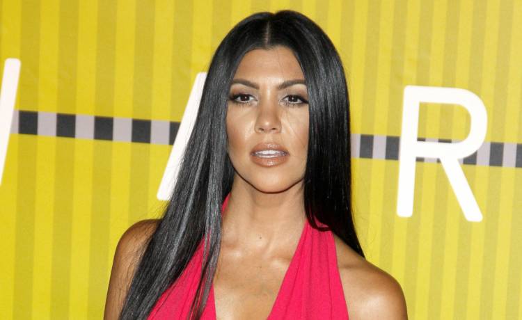 Tak Kourtney Kardashian wyglądała 17 lat temu! Rozpala zmysły na archiwalnym kadrze w bikini [FOTO]