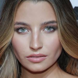 Julia Wieniawa zachwyca przed obiektywem. Fani: "Tutaj jak miliard euro" [ZDJĘCIA]