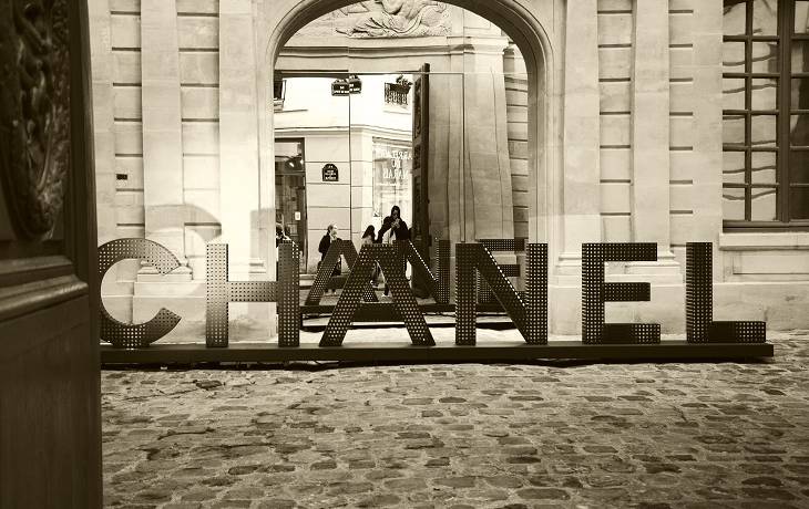  Virginie Viard: Kim jest nowa dyrektor kreatywna Chanel?                               