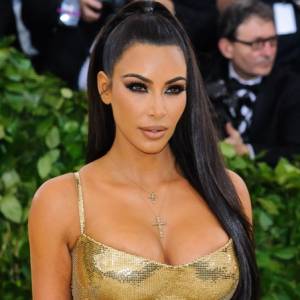Kim Kardashian w ultraskąpym stroju. Milimetry od wpadki?! Odważna stylizacja niewiele zasłania! [FOTO]