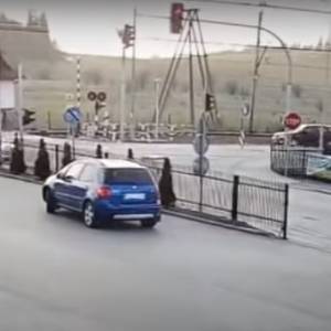 Spłoszony koń z zaprzęgiem galopuje przez zakopiankę, a za nim pędzi góralska pogoń. Zaskakujące nagranie trafiło do sieci [WIDEO]