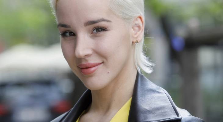 Lil Masti w "nagim" body. Ciążowe krągłości przysłaniają jedynie brylanty. Celebrytka zdradziła też imię córki [FOTO]