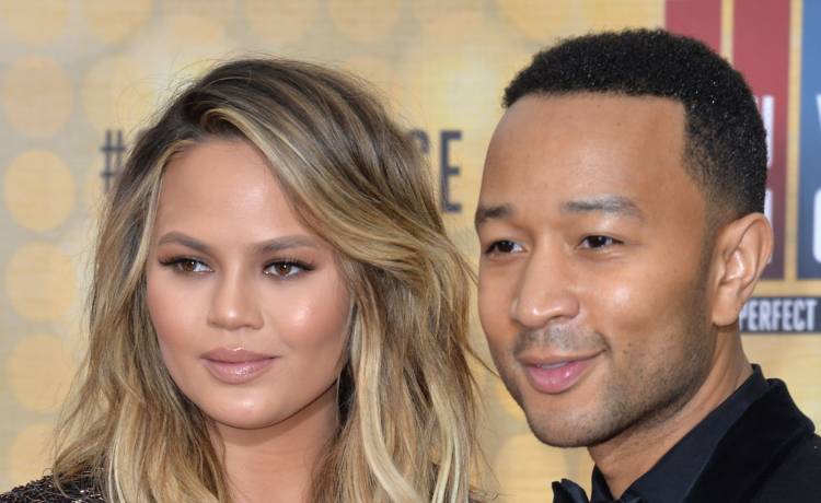 Chrissy Teigen odsłania ciało. Żona Johna Legenda z prześwitującą siateczką