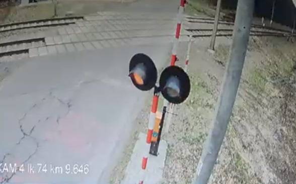 Zignorował sygnały świetlne i wjechał na przejazd kolejowy. Nagranie z niebezpiecznego zdarzenia obiegło sieć! [WIDEO]