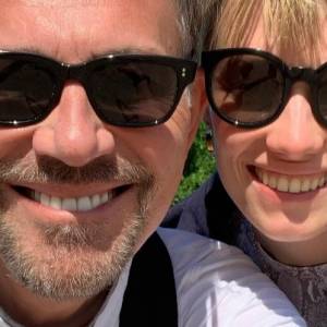 Żona Krzysztofa Ibisza w luźnej sukni. Nie zdołała zakryć ciążowych krągłości [ZDJĘCIE]