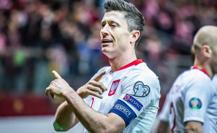 Robert Lewandowski gwiazdą gry FIFA 22. Tylko jeden piłkarz oceniony lepiej od Polaka!