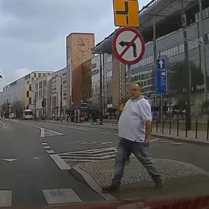 Pieszy prowokował kierowcę. Awantura na przejściu dla pieszych w Krakowie [WIDEO]