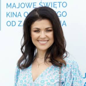 Katarzyna Cichopek pluska się w jeziorze. Aktorka korzysta z uroku mazurskich jezior. "Petarda!" [FOTO]