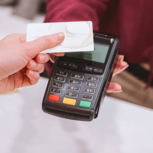 Gotówka coraz rzadziej nam towarzyszy. Wolimy płacić kartą i telefonem