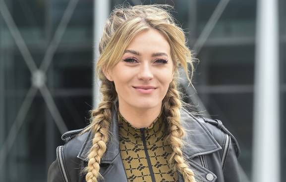 Marcelina Zawadzka eksponuje biust, wynurzając się z wody. W tym bikini wygląda obłędnie!                    