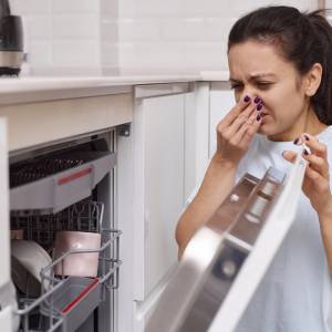 Naczynia po umyciu brzydko pachną? Tak pozbędziesz się zapachu jajek