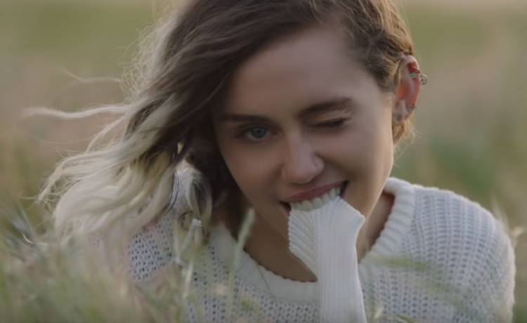 Miley Cyrus jest już gotowa na lato! Piosenkarka dodała odważne zdjęcie! 