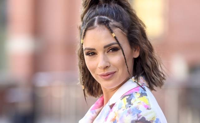 Klaudia Halejcio podróżowała z poduszką. Nie do wiary, co w niej ukryła! [WIDEO]