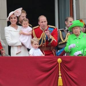 Świąteczne zdjęcia rodziny królewskiej trafiły do sieci. Tak w kuchni pomaga książę George!
