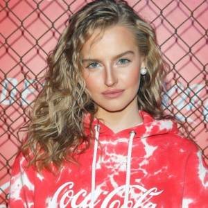 Karolina Pisarek nago. Modelka na zmysłowym zdjęciu zasłania się pościelą                                                    