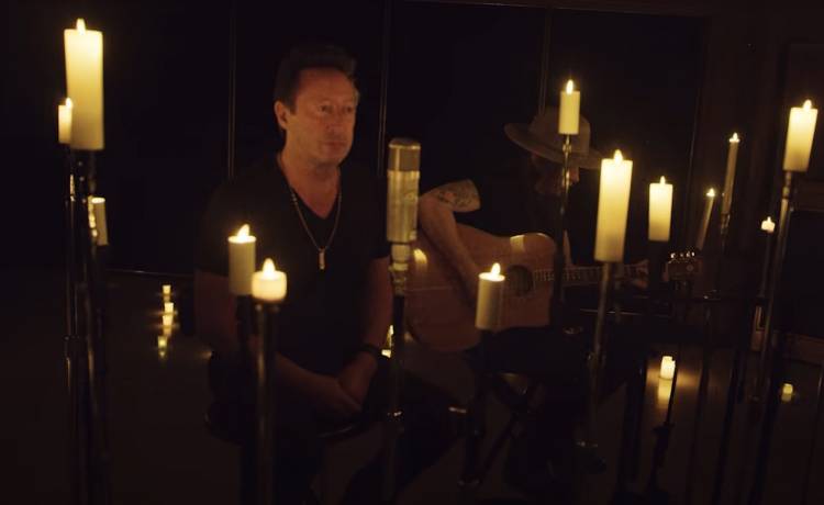 Julian Lennon po raz pierwszy śpiewa hit swojego ojca "Imagine". Co skłoniło muzyka do tej decyzji? [WIDEO]