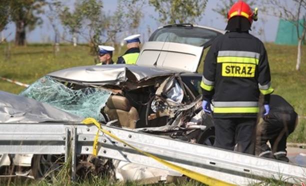 Nie żyje dwóch nastolatków. Ich auto czołowo zderzyło się z ciężarówką