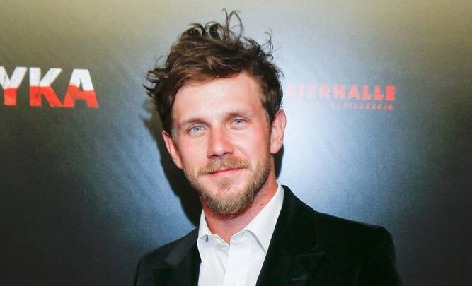 Antoni Królikowski z ogoloną głową. Fani nie poznają go w nowej fryzurze. "Antek, to nie ty"