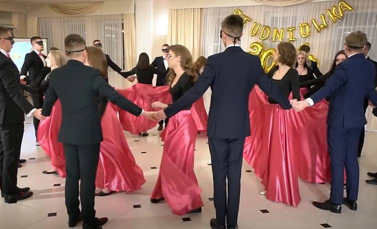 Tę studniówkę zapamiętają do końca życia! Występ maturzystów robi wrażenie [WIDEO]