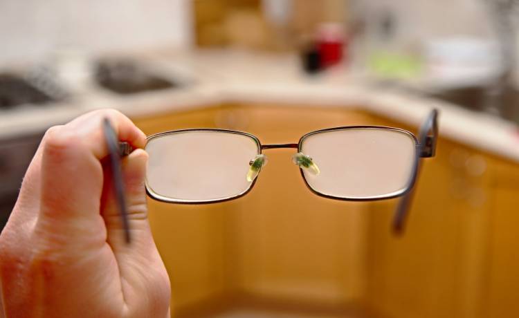 Maseczka ochronna i zaparowane okulary. Jak sobie z tym poradzić? Sprawdź proste sposoby!