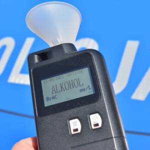 Schowała się przed policją w krzakach. Wcześniej kierowała samochodem pod wpływem alkoholu