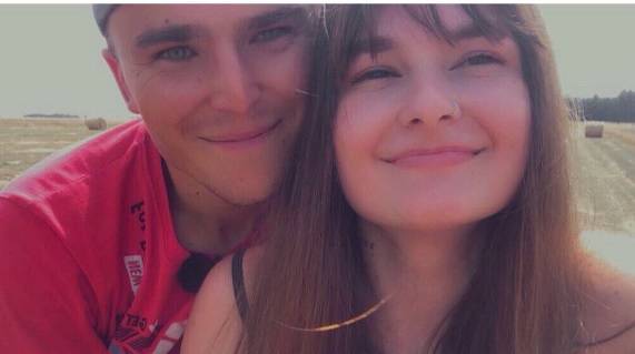 Joanna i Kamil z "Rolnik szuka żony 8" na nowej fotografii: "Trzy kurczaki na jednym zdjęciu". Słowa uczestniczki show zwróciły uwagę internautów!  