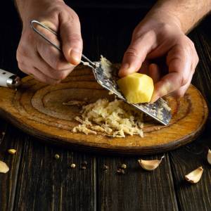 Dlaczego starte ziemniaki czernieją? Dodaj jedną łyżkę do masy na placki ziemniaczane