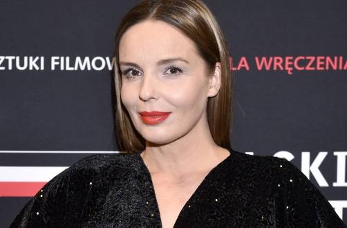 Agnieszka Włodarczyk w wakacyjnej stylizacji. Aktorka podkreśla opalony biust. "Cudna" [FOTO]