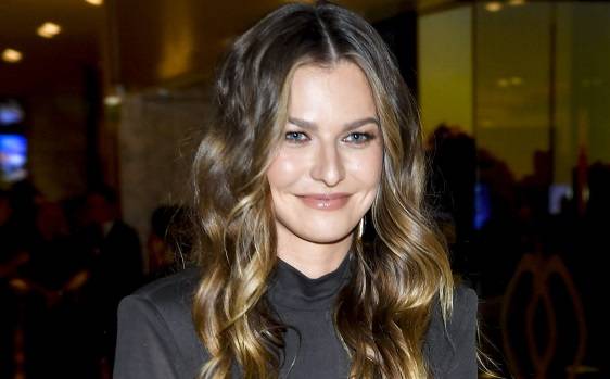 Anna Lewandowska na nowym zdjęciu z Laurą. Młodsza córka Lewandowskich z zaciekawieniem patrzyła prosto przed siebie! 