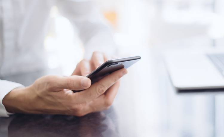 Ministerstwo Zdrowia wysyła SMS-y do osób, które zaszczepiły się dawką przypominającą. Czego dotyczą? 