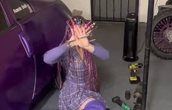 Pracuje jako mechaniczka samochodowa z paznokciami o długości 10 cm [WIDEO]